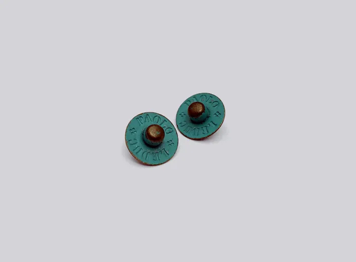 Nipple jeans rivet in distressed finish.